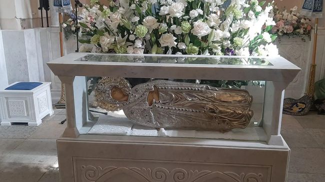 Копия иерусалимской Гефсиманской плащаницы, размещенная в Успенском соборе Староладожского девичьего монастыря 