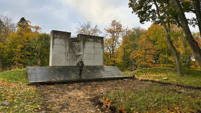 Памятник жертвам фашизма на острове Сааремаа в Эстонии