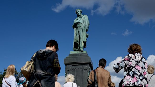 Вид на памятник А.С. Пушкину на Пушкинской площади в Москве