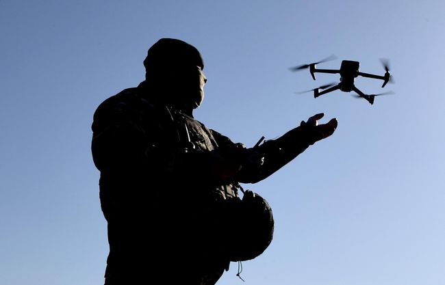 Российский военнослужащий с FPV-дроном Российский военнослужащий с FPV-дроном