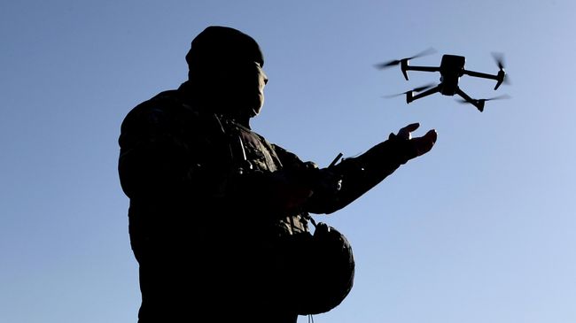 Российский военнослужащий с FPV-дроном Российский военнослужащий с FPV-дроном
