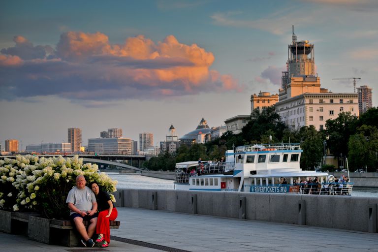 Горожане на Москворецкой набережной Горожане на Москворецкой набережной
