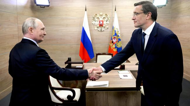 Президент РФ Владимир Путин и губернатор Нижегородской области Глеб Никитин во время встречи в Нижнем Новгороде Президент РФ Владимир Путин и губернатор Нижегородской области Глеб Никитин во время встречи в Нижнем Новгороде