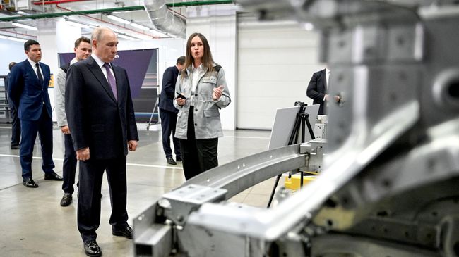 Путин посещает Нижегородский автомобильный кластер Путин посещает Нижегородский автомобильный кластер
