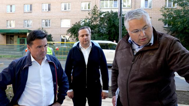 Губернатор Подмосковья Андрей Воробьев вместе с депутатом Мособлдумы Александром Легковым на участке водовода в Королеве