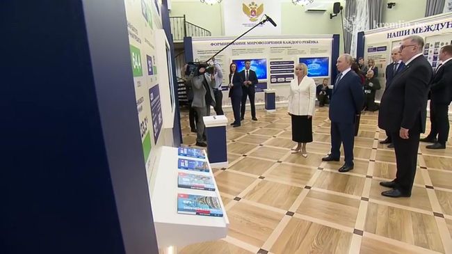 Путин на выставке достижений российского образования Путин на выставке достижений российского образования