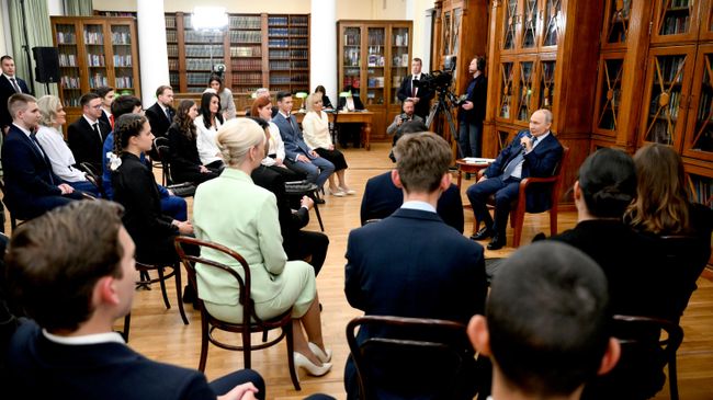 Президент РФ Владимир Путин на встрече со студентами во время посещения Московского педагогического государственного университета (МПГУ)
