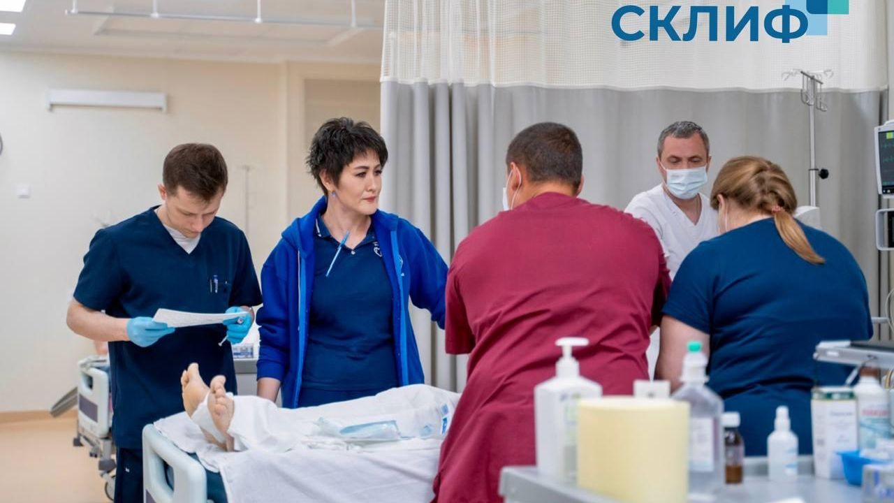 Врачи осматривают женщину, родившую в лифте в Москве Врачи осматривают женщину, родившую в лифте в Москве - РИА Новости, 1920, 29.08.2026