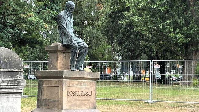 Памятник Федору Достоевскому у Русской православной церкви Преподобного Симеона Дивногорца в Дрездене