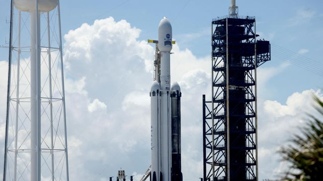 Ракета SpaceX Falcon Heavy с космическим телескопом НАСА Nancy Grace Roman перед запуском в Космическом центре имени Кеннеди в Кейп-Канаверале, штат Флорида, США