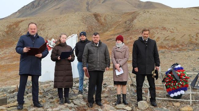 Памятное мероприятие на склоне горы Опера архипелага Шпицберген, где произошла авиакатастрофа