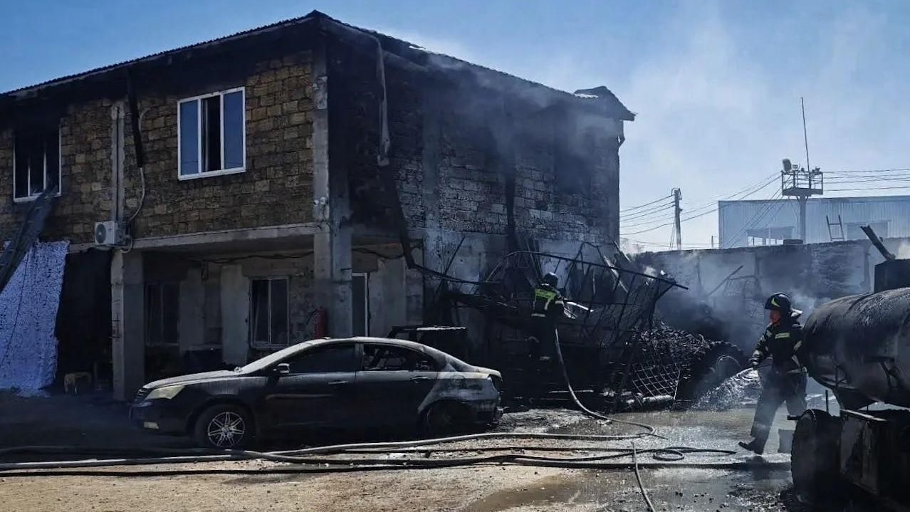 Последствия возгорания сервисного здания и автомобиля в Севастополе. 30 августа 2026 - РИА Новости, 1920, 30.08.2026
