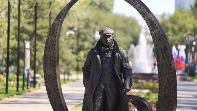Памятник режиссеру, народному артисту РФ Станиславу Говорухину на бульварной части проспекта имени Ленина в Волгограде Памятник режиссеру, народному артисту РФ Станиславу Говорухину на бульварной части проспекта имени Ленина в Волгограде