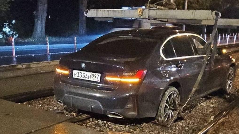 Автомобиль, застрявший на трамвайных путях на улице Бориса Галушкина в Москве. 30 августа 2026 Автомобиль, застрявший на трамвайных путях на улице Бориса Галушкина в Москве. 30 августа 2026 - РИА Новости, 1920, 30.08.2026