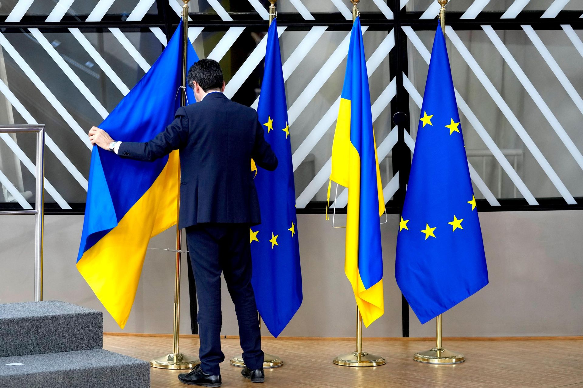 Флаги Украины и ЕС в здании Европейского парламента в Брюсселе Флаги Украины и ЕС в здании Европейского парламента в Брюсселе - РИА Новости, 1920, 07.09.2026