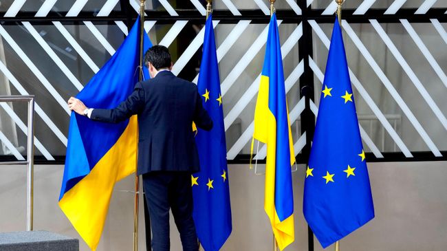 Флаги Украины и ЕС Флаги Украины и ЕС