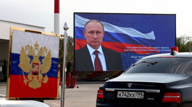 Церемония встречи президента РФ Владимира Путина в аэропорту Бишкека
