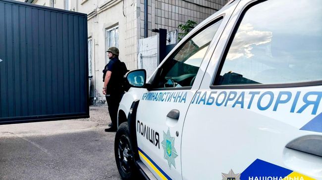 Полиция на месте взрыва в райотделе полиции города Ровно, Украина