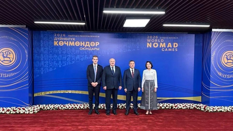 Президент Белоруссии Александр Лукашенко с сыном Николаем во время прибытия на Всемирные игры кочевников в Бишкеке - РИА Новости, 1920, 31.08.2026