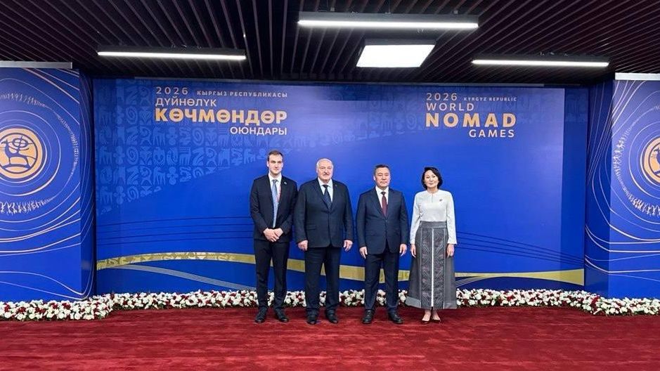 Президент Белоруссии Александр Лукашенко с сыном Николаем во время прибытия на Всемирные игры кочевников в Бишкеке Президент Белоруссии Александр Лукашенко с сыном Николаем во время прибытия на Всемирные игры кочевников в Бишкеке - РИА Новости, 1920, 31.08.2026