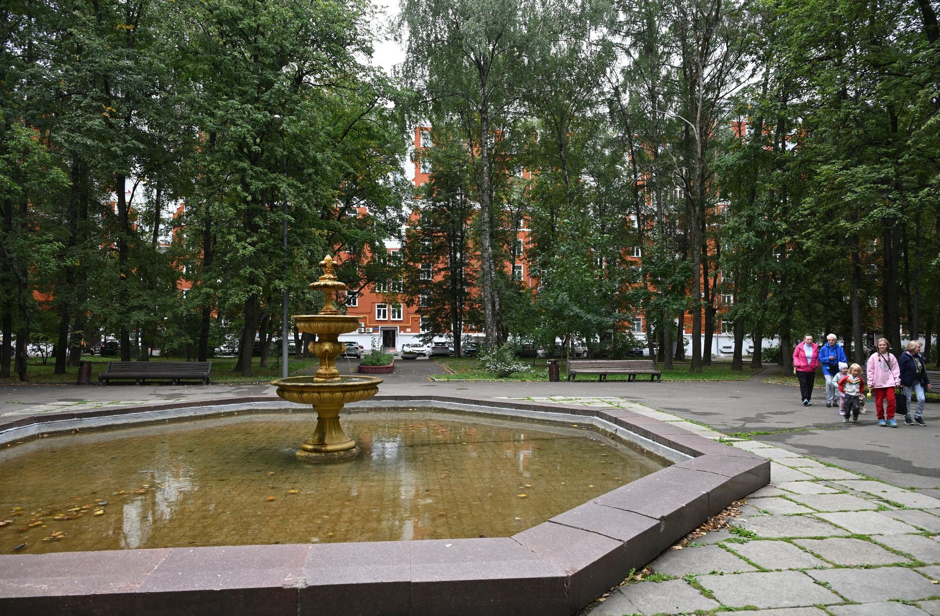 Фонтан на придомовой территории исторического дома на улице Строителей в Москве. - РИА Новости, 1920, 31.08.2026