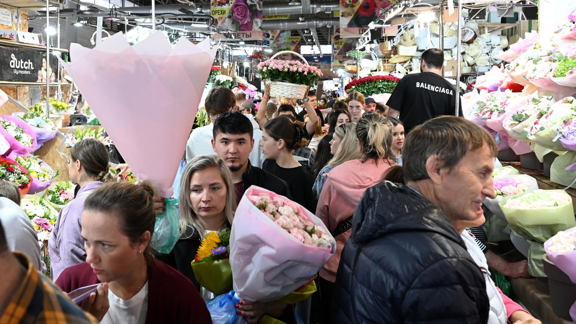 Продажа цветов на Рижском рынке в Москве Продажа цветов на Рижском рынке в Москве - РИА Новости, 1920, 31.08.2026