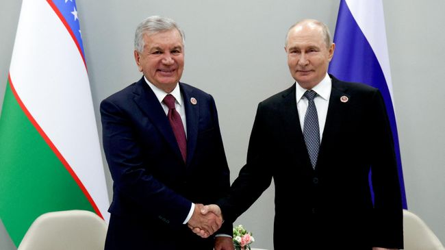 Президент РФ Владимир Путин и президент Узбекистана Шавкат Мирзиеев во время встречи на полях саммита Шанхайской организации сотрудничества Президент РФ Владимир Путин и президент Узбекистана Шавкат Мирзиеев во время встречи на полях саммита Шанхайской организации сотрудничества