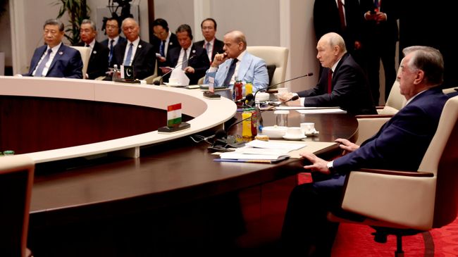 Президент России Владимир Путин выступает на заседании Совета глав государств - членов ШОС Президент России Владимир Путин выступает на заседании Совета глав государств - членов ШОС