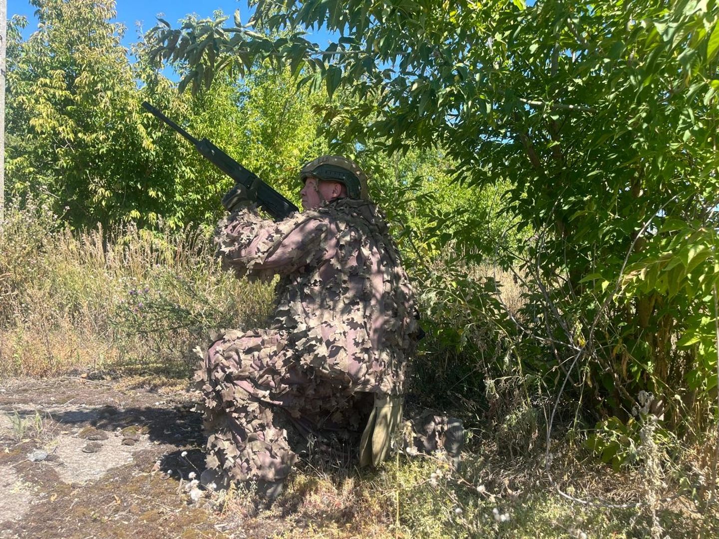 Дворник смотрит за небом