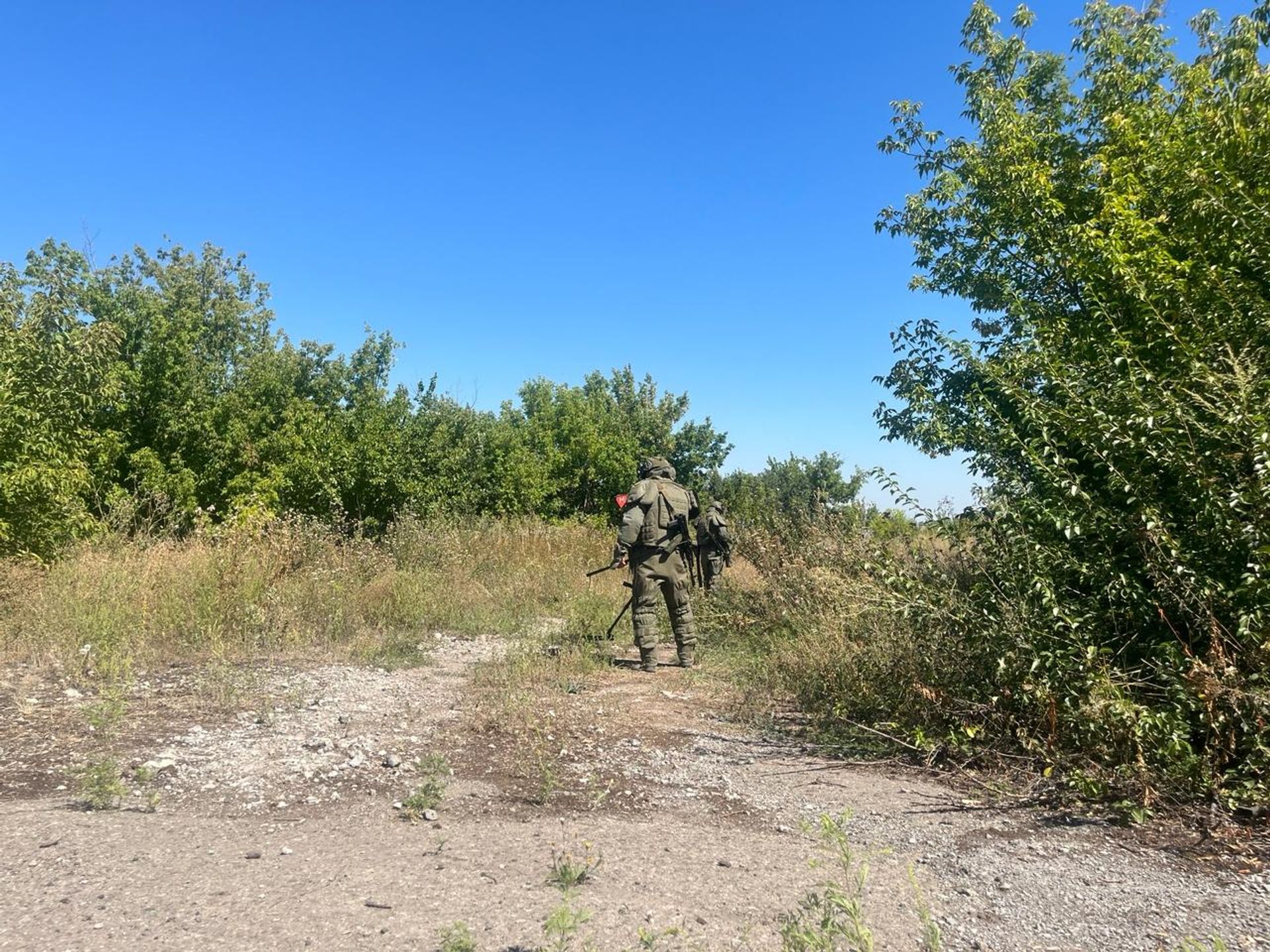 Саперы двигаются на небольшом расстоянии друг от друга