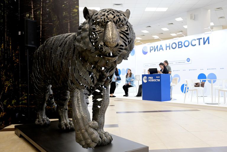 Скульптура амурского тигра, весом в 600 кг, на Восточном экономическом форуме (ВЭФ) Скульптура амурского тигра, весом в 600 кг, на Восточном экономическом форуме (ВЭФ)