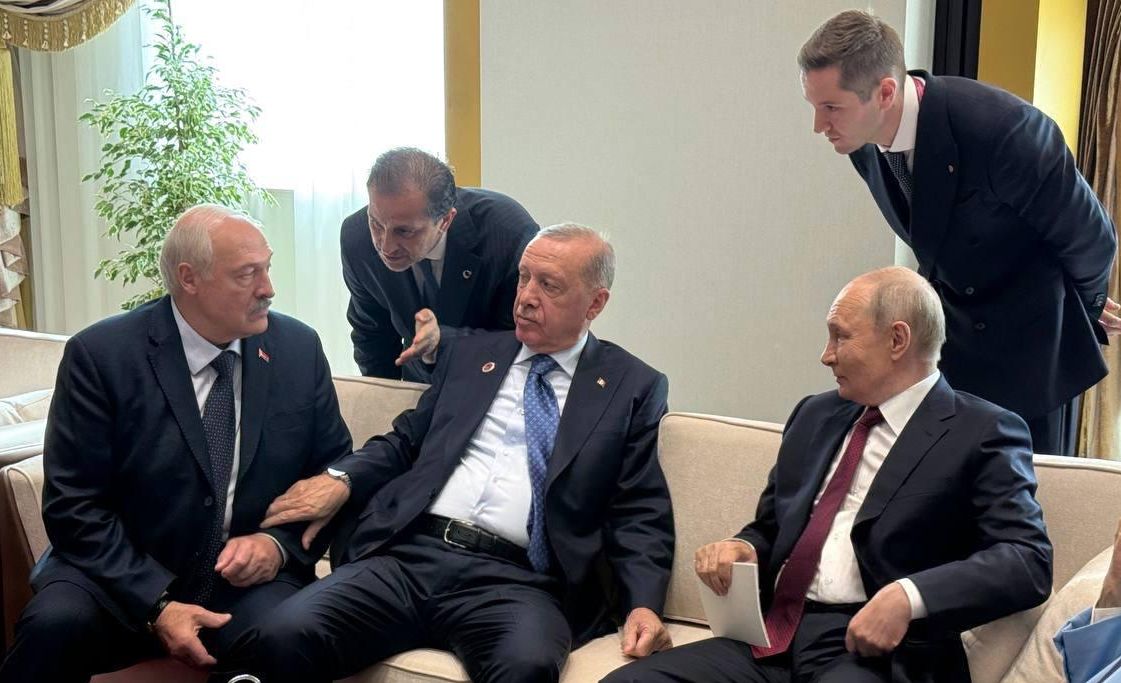 Президент Белоруссии Александр Лукашенко, президент Турции Реджеп Тайип Эрдоган и президент России Владимир Путин во время встречи на полях саммита ШОС в Бишкеке  - РИА Новости, 1920, 01.09.2026