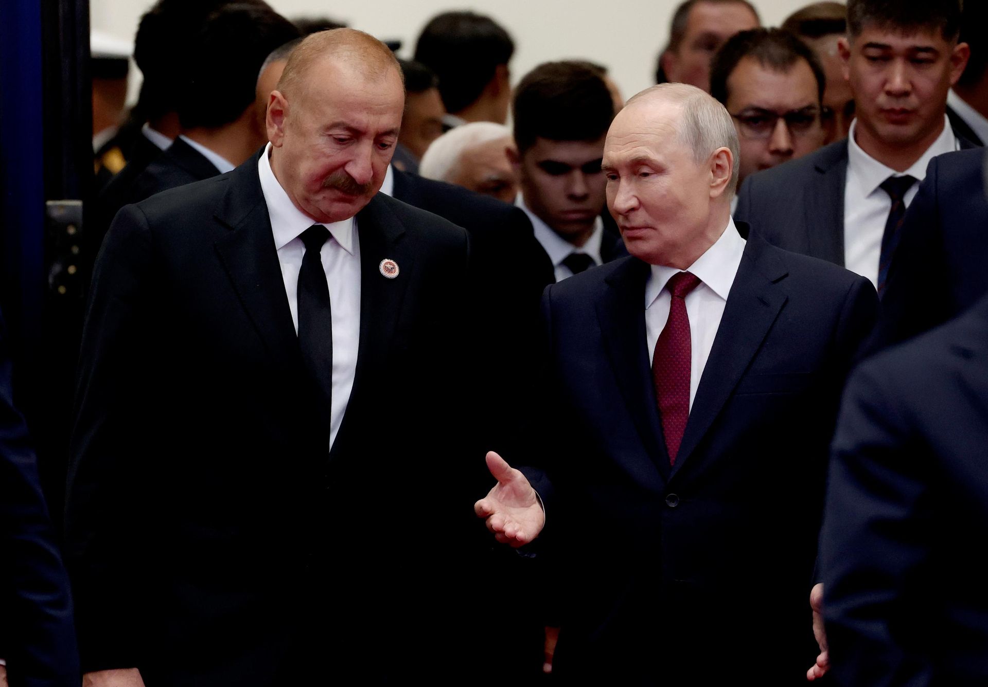 Президент России Владимир Путин и ппрезидент Азербайджана Ильхам Алиев перед началом заседания в формате ШОС плюс в Бишкеке - РИА Новости, 1920, 09.10.2026
