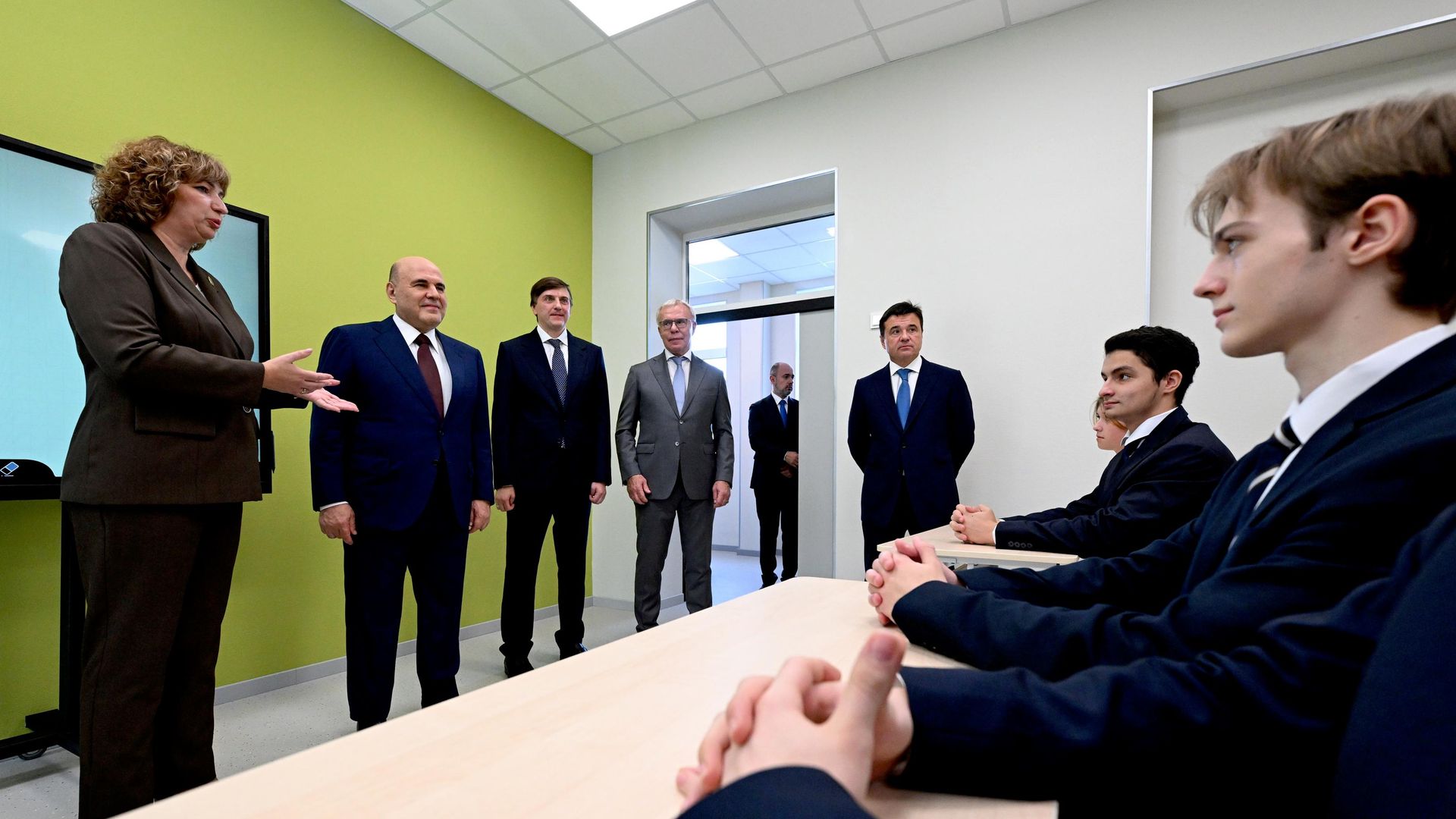 Председатель правительства РФ Михаил Мишустин посещает Домодедовский образовательный комплекс Орбита. 1 сентября 2026 Председатель правительства РФ Михаил Мишустин посещает Домодедовский образовательный комплекс Орбита. 1 сентября 2026 - РИА Новости, 1920, 01.09.2026