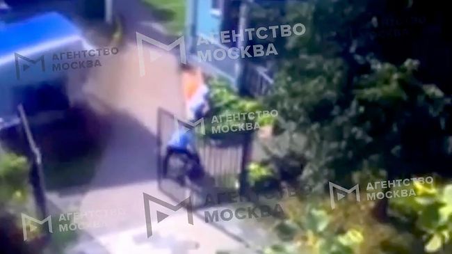 Кадр видео нападения у храма святых Жен-мироносиц в Марьино