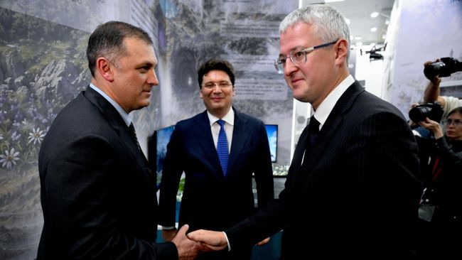 Презентация парка Три вулкана. Справа – Владимир Солодов, губернатор Камчатского края. В центре на втором плане – Александр Сафонов, директор департамента проектов в сфере девелопмента и туризма группы Интеррос