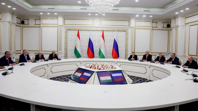 Президент РФ Владимир Путин и президент Таджикистана Эмомали Рахмон во время встречи на полях саммита Шанхайской организации сотрудничества в Бишкеке