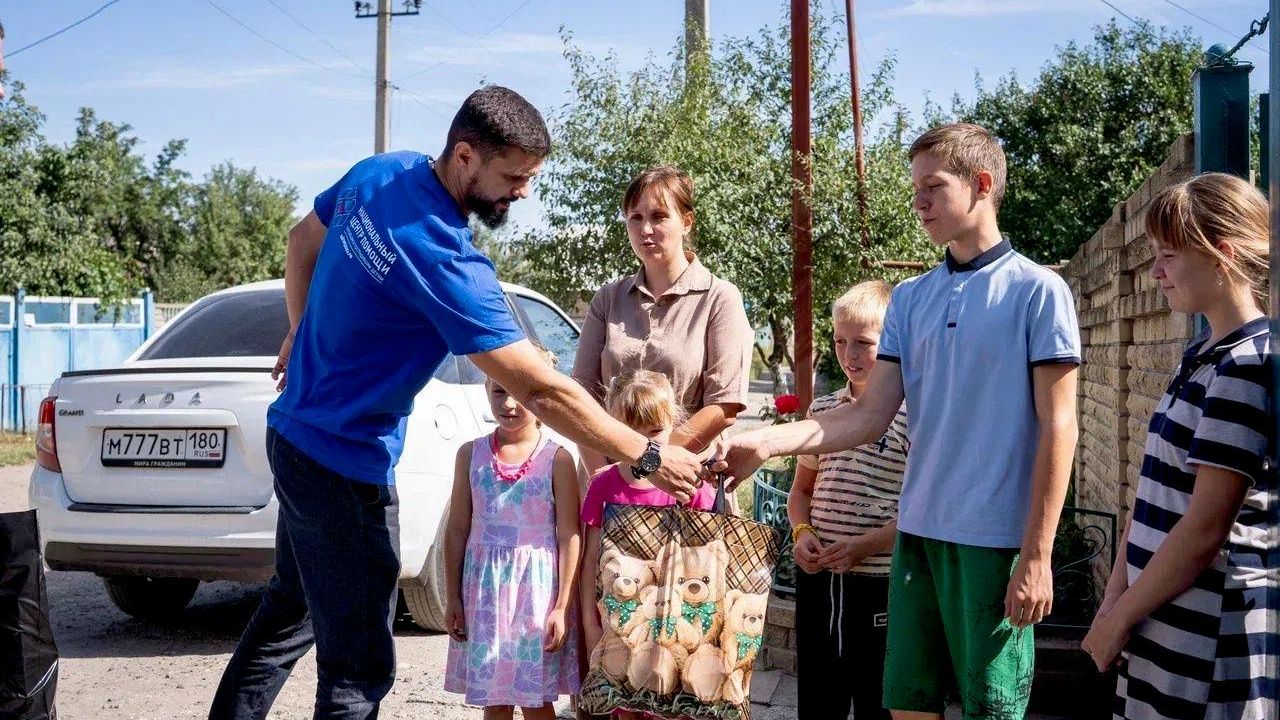Активисты Народной Дружины и команда Национального центра помощи детям по ДНР поздравили многодетные семьи из освобожденного населенного пункта Пантелеймоновка с Днем знаний - РИА Новости, 1920, 01.09.2026
