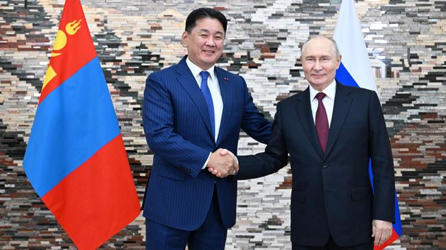 Президент РФ Владимир Путин и президент Монголии Ухнаагийн Хурэлсух во время встречи на полях саммита ШОС в Бишкеке. 1 сентября 2026