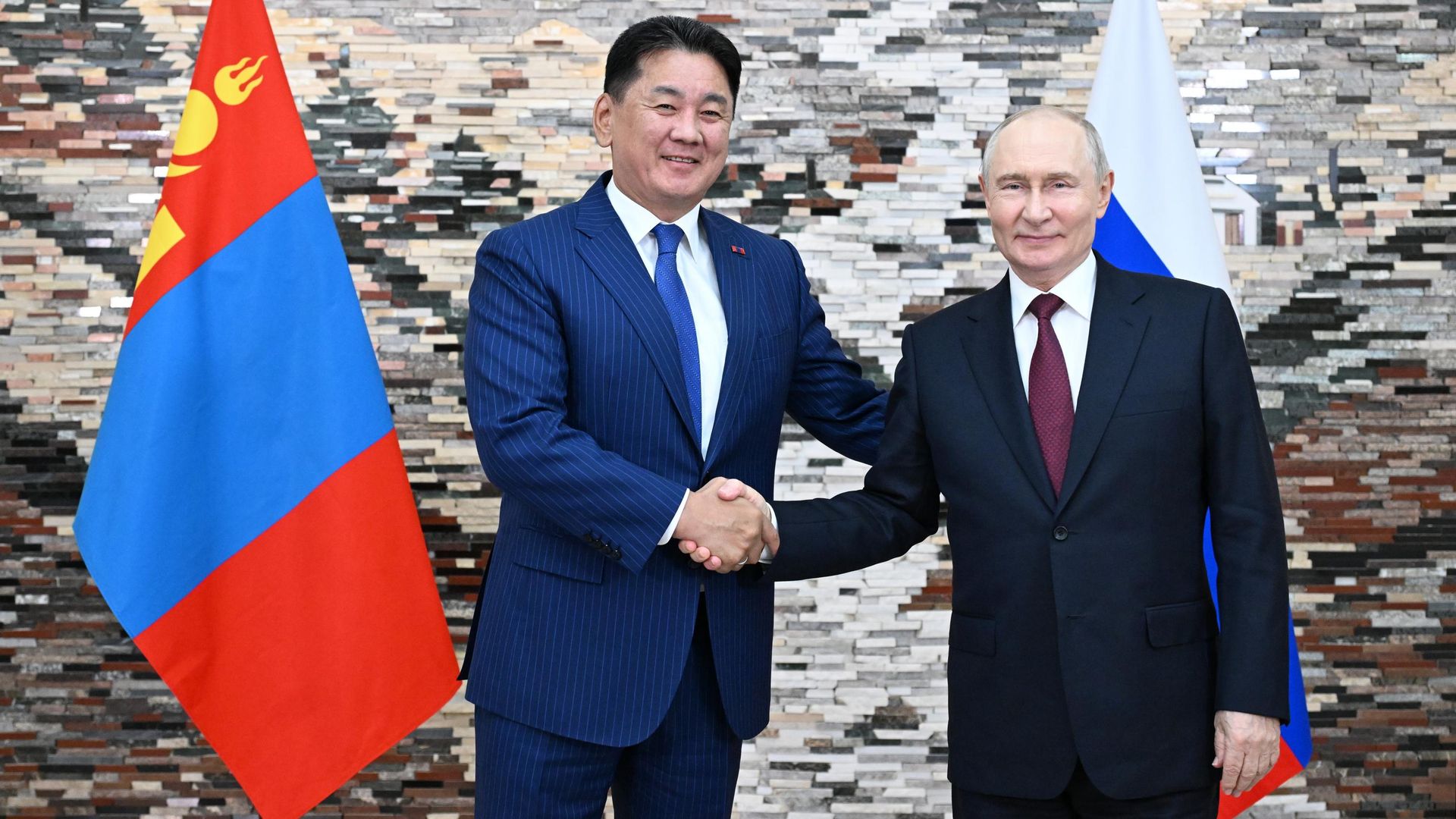 Президент РФ Владимир Путин и президент Монголии Ухнаагийн Хурэлсух во время встречи на полях саммита ШОС в Бишкеке. 1 сентября 2026 Президент РФ Владимир Путин и президент Монголии Ухнаагийн Хурэлсух во время встречи на полях саммита ШОС в Бишкеке. 1 сентября 2026 - РИА Новости, 1920, 01.09.2026