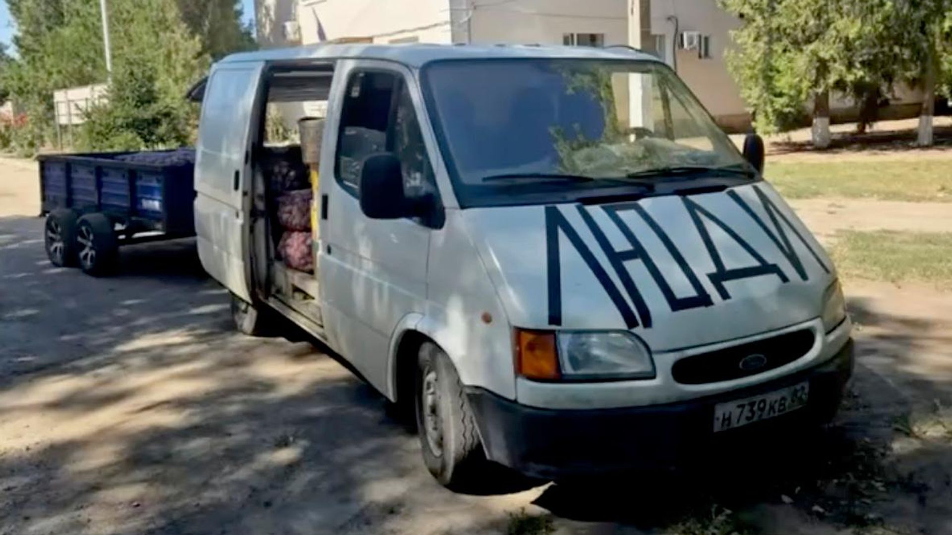Автомобиль гуманитарной колонны, подвергшейся атаке в районе Алешек Автомобиль гуманитарной колонны, подвергшейся атаке в районе Алешек - РИА Новости, 1920, 01.09.2026