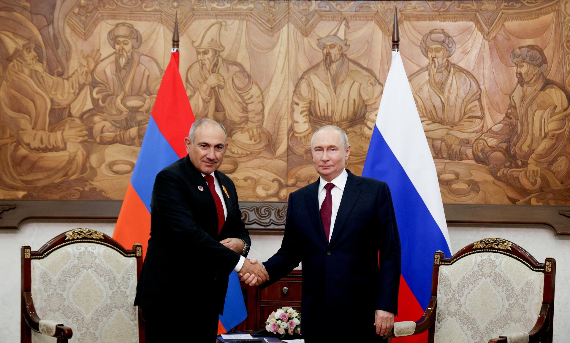 Президент России Владимир Путин и премьер-министр Армении Никол Пашинян во время встречи на полях саммита ШОС в Бишкеке - РИА Новости, 1920, 09.10.2026