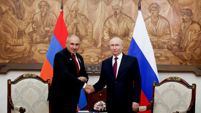 Президент России Владимир Путин и премьер-министр Армении Никол Пашинян во время встречи на полях саммита ШОС в Бишкеке Президент России Владимир Путин и премьер-министр Армении Никол Пашинян во время встречи на полях саммита ШОС в Бишкеке