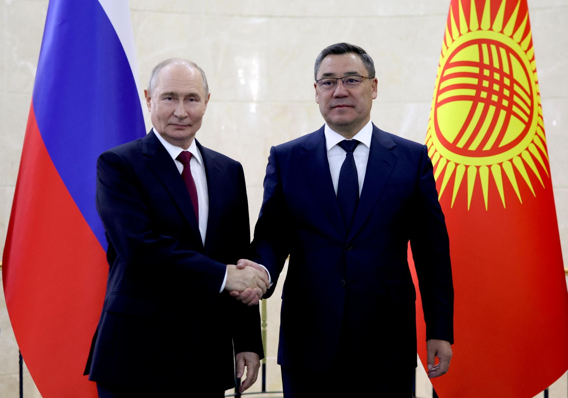 Президент РФ Владимир Путин и президент Киргизии Садыр Жапаров во время встречи на полях саммита Шанхайской организации сотрудничества (ШОС) в Бишкеке Президент РФ Владимир Путин и президент Киргизии Садыр Жапаров во время встречи на полях саммита Шанхайской организации сотрудничества (ШОС) в Бишкеке - РИА Новости, 1920, 02.09.2026