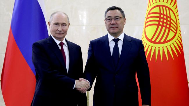 Президент РФ Владимир Путин и президент Киргизии Садыр Жапаров во время встречи на полях саммита Шанхайской организации сотрудничества (ШОС) в Бишкеке Президент РФ Владимир Путин и президент Киргизии Садыр Жапаров во время встречи на полях саммита Шанхайской организации сотрудничества (ШОС) в Бишкеке