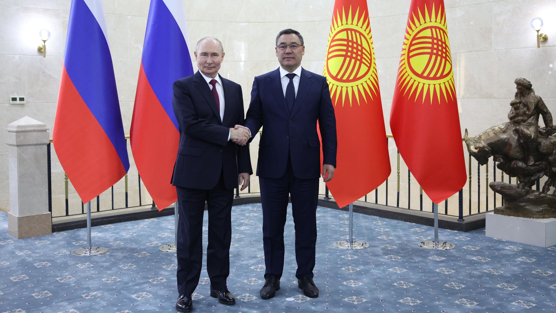Президент России Владимир Путин и президент Киргизии Садыр Жапаров во время встречи на полях саммита ШОС в Бишкеке Президент России Владимир Путин и президент Киргизии Садыр Жапаров во время встречи на полях саммита ШОС в Бишкеке - РИА Новости, 1920, 01.09.2026