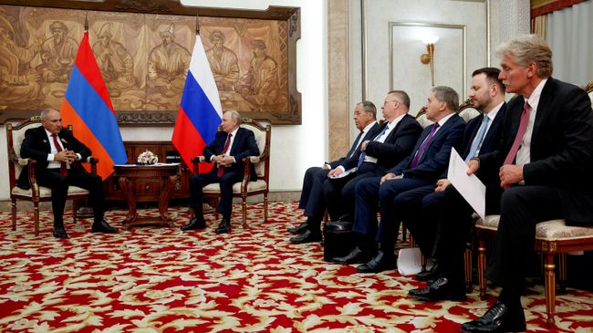 Президент России Владимир Путин и премьер-министр Армении Никол Пашинян во время встречи на полях саммита ШОС в Бишкеке