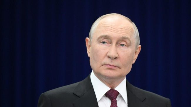 Президент России Владимир Путин отвечает на вопросы СМИ в Бишкеке