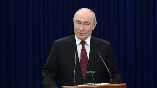 Президент России Владимир Путин отвечает на вопросы СМИ в Бишкеке