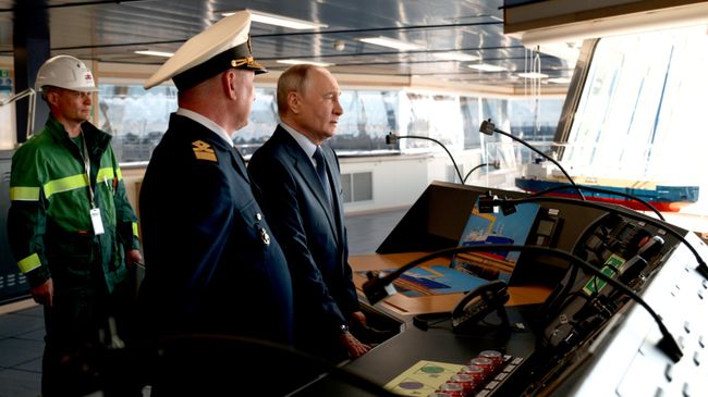 Президент России Владимир Путин во время осмотра строящегося танкера-газовоза Петр Столыпин для проекта Арктик СПГ-2 на верфи Звезда